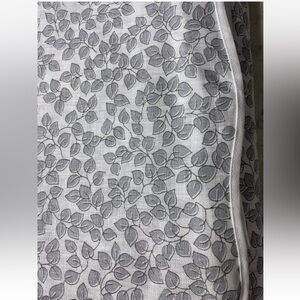 Matouk Margot Oblong Italian 
Floral Printed Linen Tablecloth 70"‎ x 90"
Silver